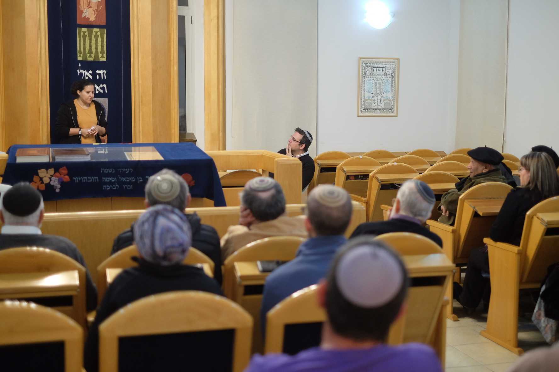 אישה דתייה מדברת על המאבק שלה עם בריאות הנפש בבית הכנסת נווה הברון בזיכרון יעקב, 22 בינואר 2023 (צילום: יהודה ארי גרוס)
