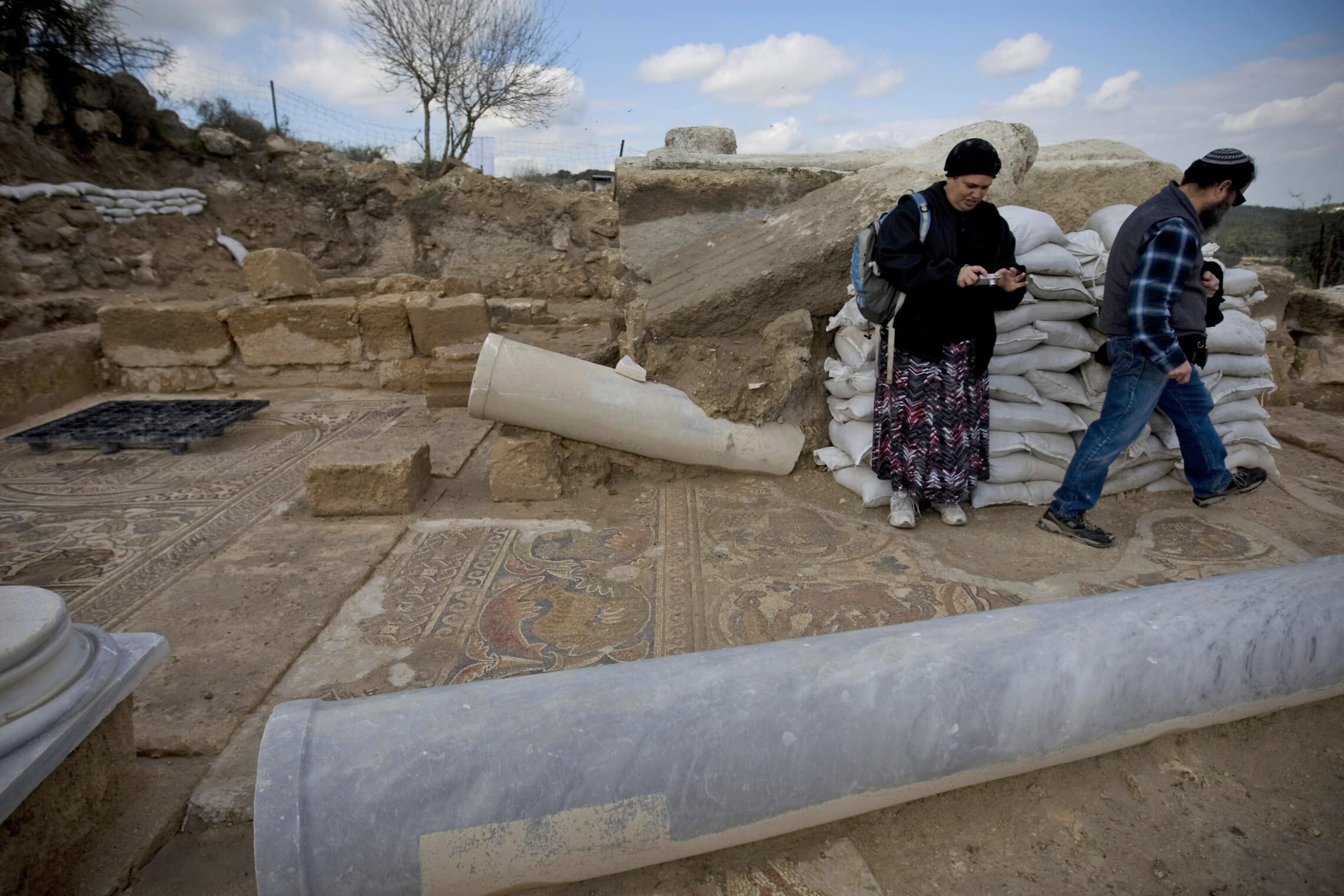 תיירים בכנסייה עתיקה שהתגלתה בחירבת מדרס בדרום מערב ירושלים. 2 בפברואר 2011 (צילום: AP Photo/Ariel Schalit)