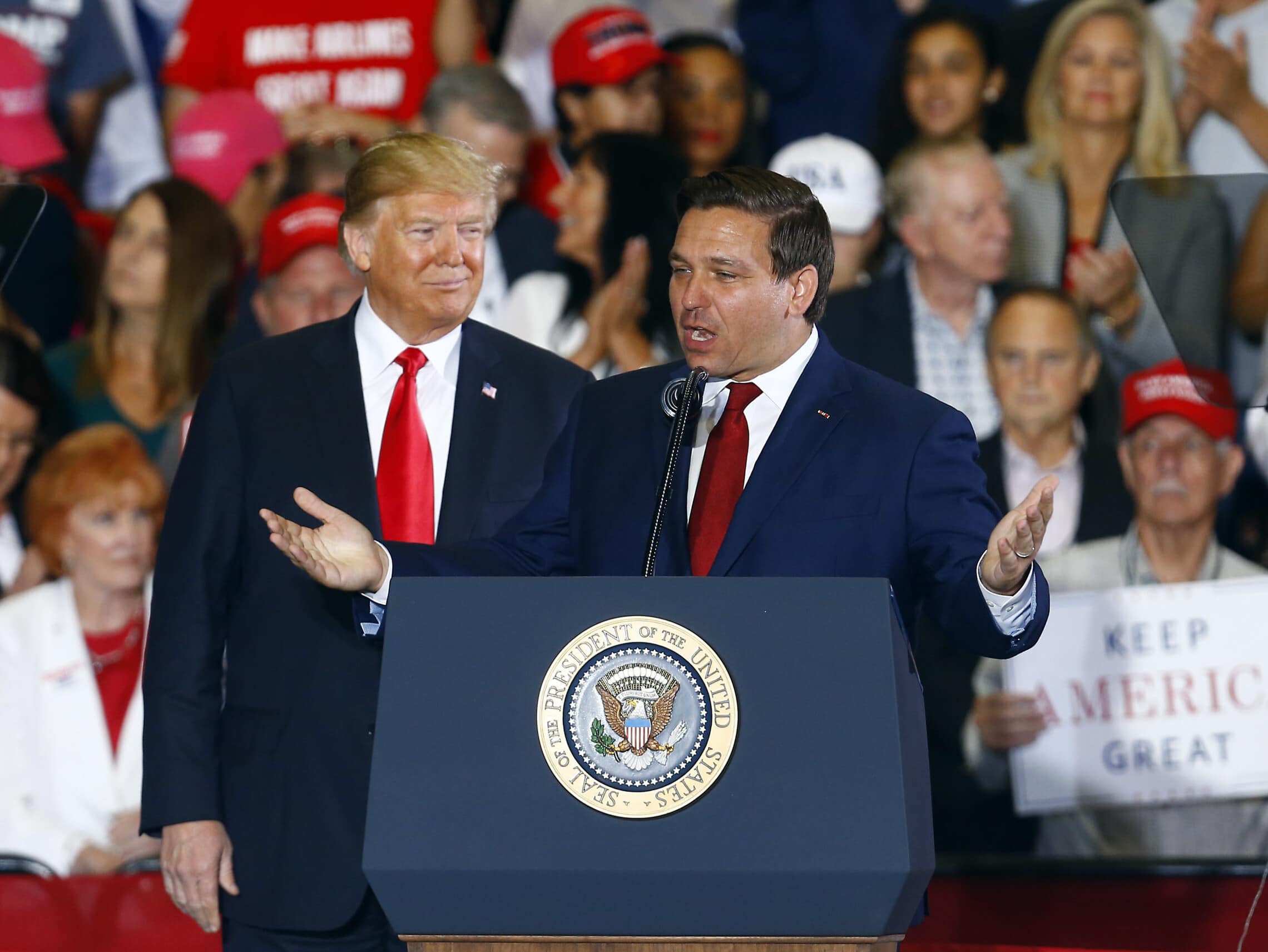 רון דה־סנטיס נואם בעצרת הבחירות של דונלד טראמפ בפלורידה, 3 בנובמר 2018 (צילום: AP Photo/Butch Dill)