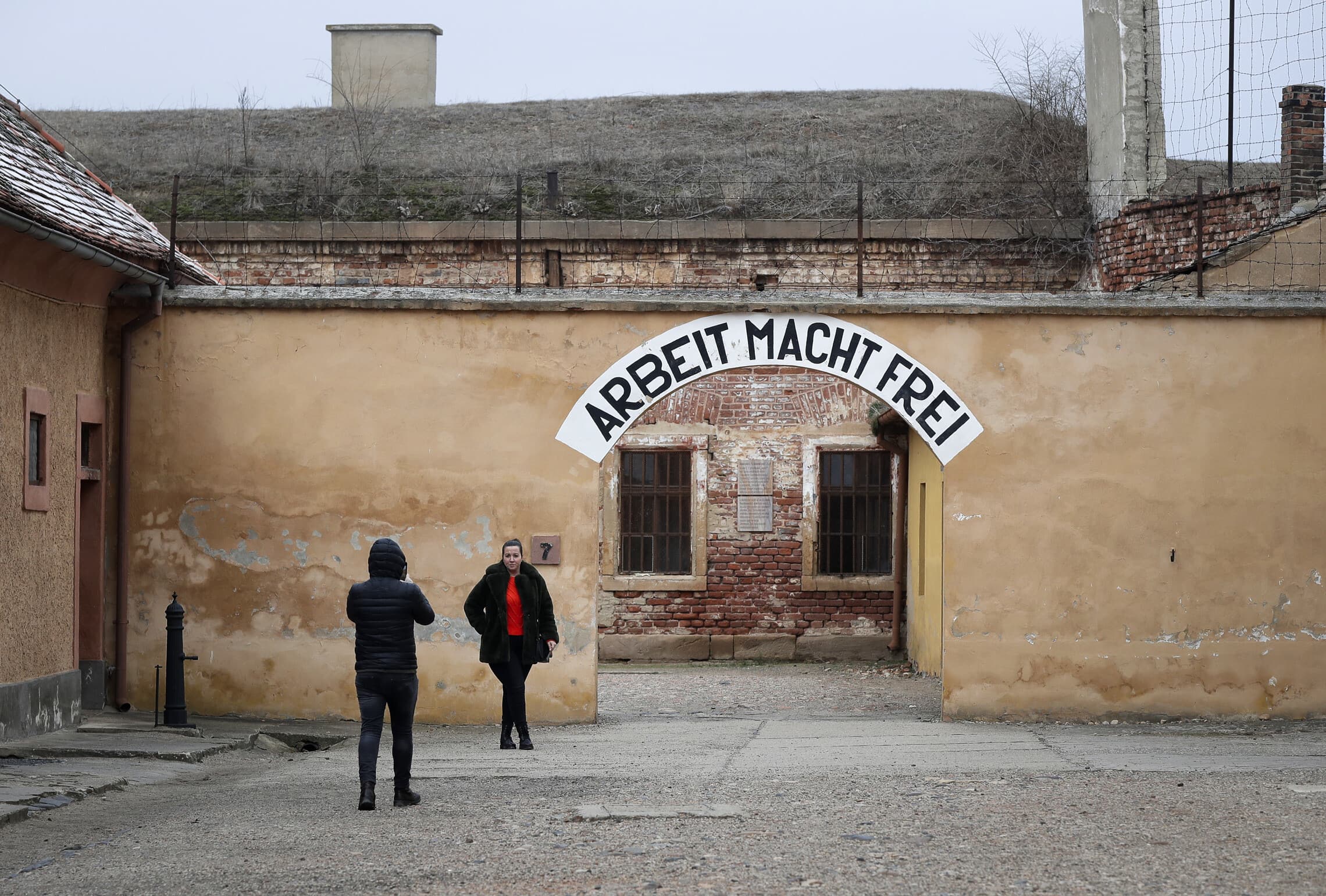 שער הכניסה למחנה טרזין עם הכיתוב &quot;העבודה משחררת&quot;, צ&#039;כיה, 24 בינואר 2019 (צילום: AP Photo/Petr David Josek)