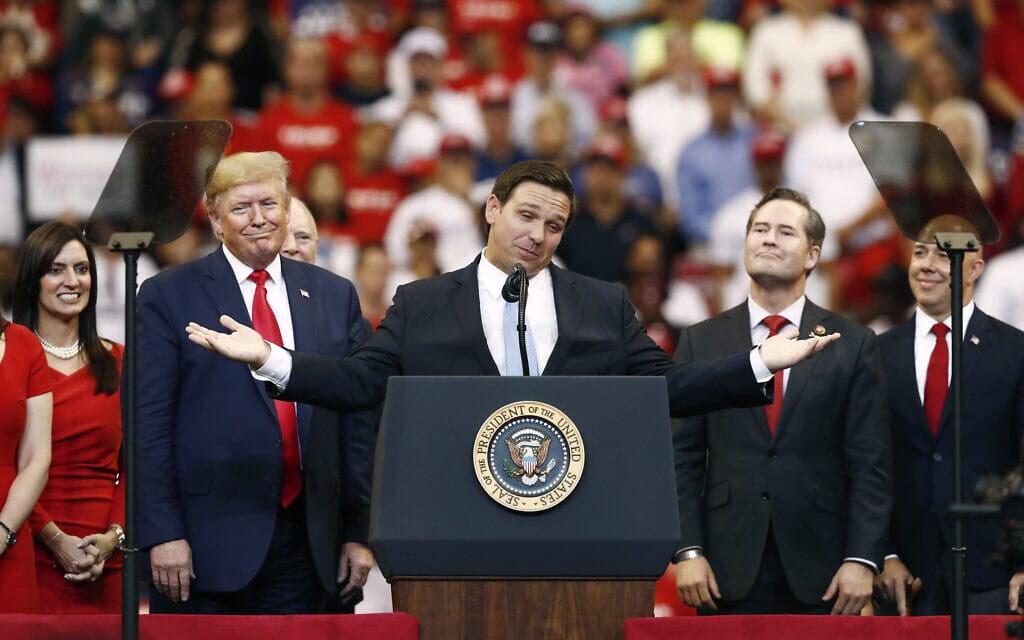 רון דה־סנטיס נואם בעצרת הבחירות של דונלד טראמפ בפלורידה, 26 בנובמבר 2019 (צילום: AP Photo/Brynn Anderson)