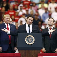 רון דה־סנטיס נואם בעצרת הבחירות של דונלד טראמפ בפלורידה, 26 בנובמבר 2019