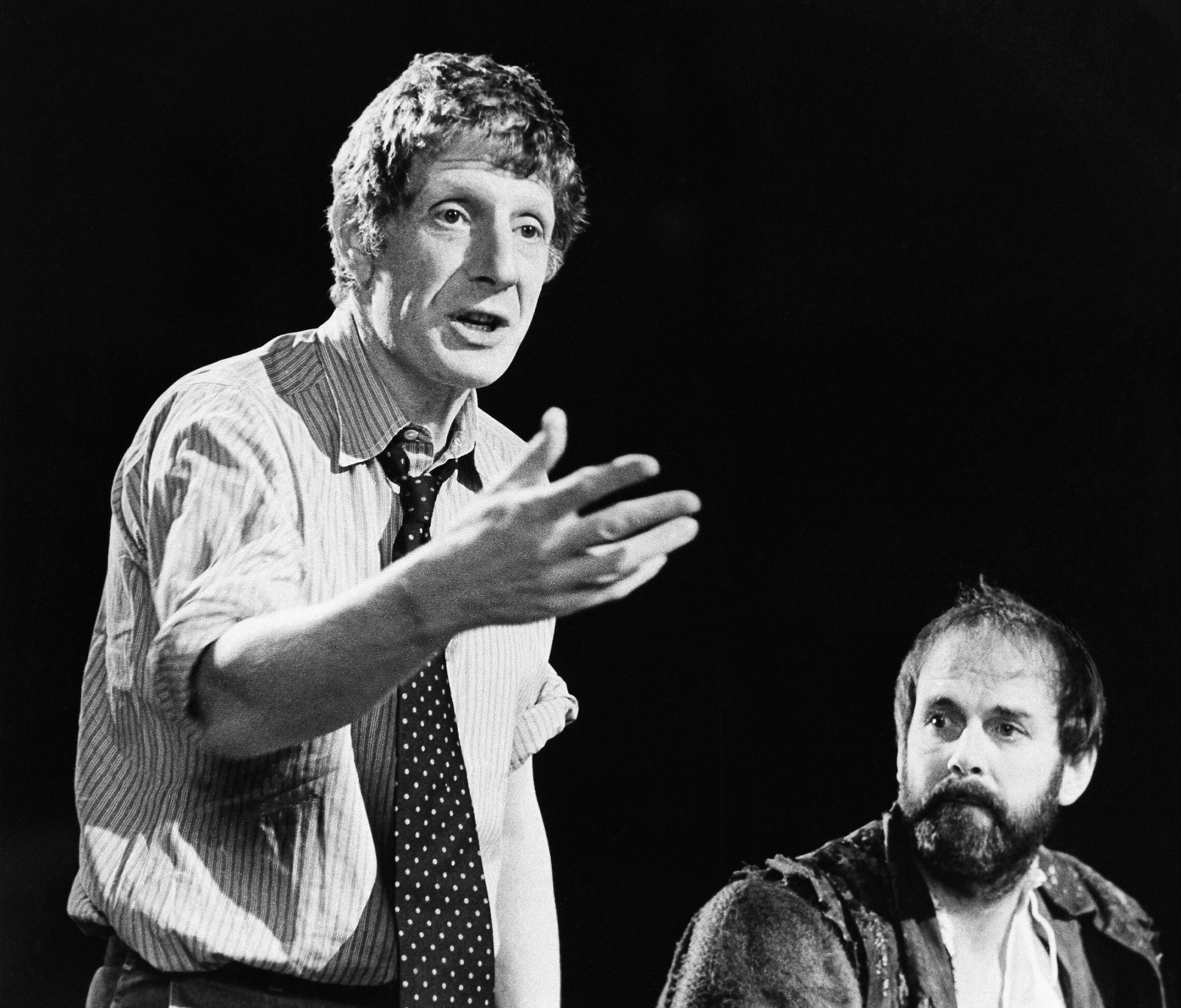 במאי התיאטרון ג&#039;ונתן מילר לצד ג&#039;ון קליז, 1980 (צילום: AP Photo)