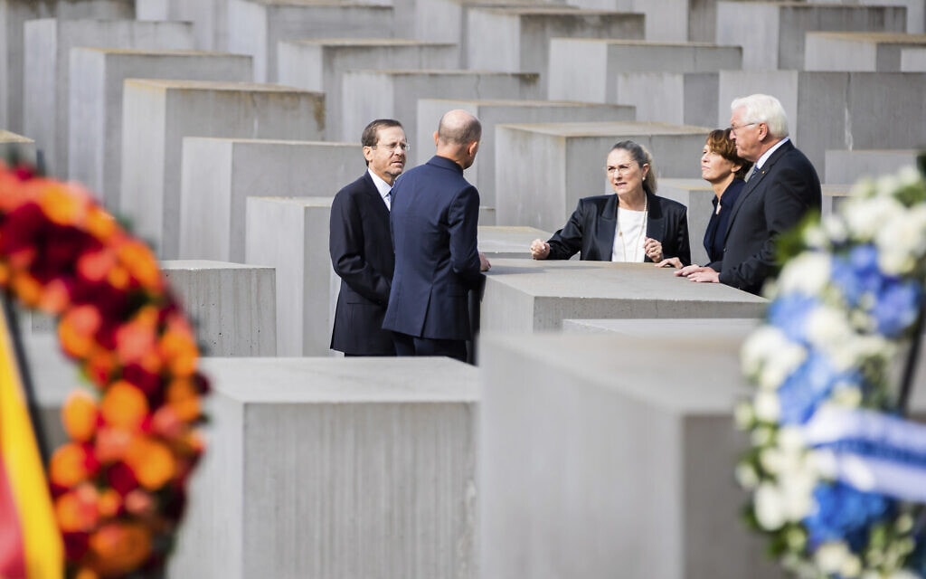 נשיא ישראל יצחק הרצוג ונשיא גרמניה פרנק וולטר שטיינמאייר באנדרטה לזכר השואה בברלין, 2022 (צילום: AP Photo/Christoph Soeder)