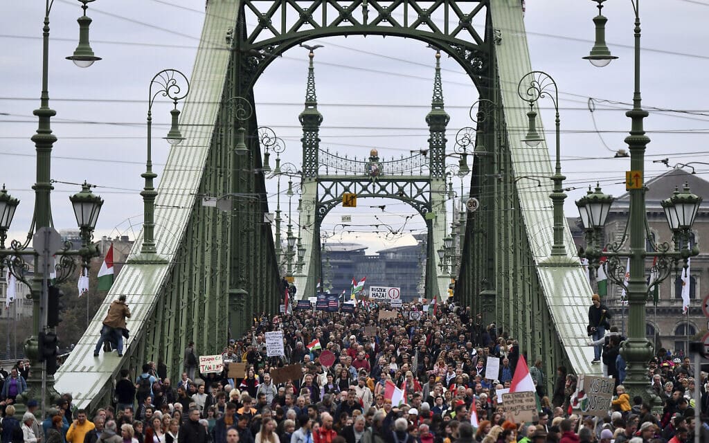הפגנה בגשר החירות בבודפשט, הונגריה, להזדהות עם המורים שפוטרו בשל דרישה להיטיב את תנאי שכרם, 23 באוקטובר 2022 (צילום: AP Photo/Anna Szilagyi)