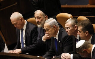 השרים אלי כהן ויריב לוין לצד ראש הממשלה בנימין נתניהו, אריה דרעי ושר הביטחון יואב גלנט בעת השבעת הממשלה בכנסת, 29 בדצמבר 2022 (צילום: Amir Cohen/Pool Photo via AP) השרים אלי כהן ויריב לוין לצד ראש הממשלה בנימין נתניהו, אריה דרעי ושר הביטחון יואב גלנט בעת השבעת הממשלה בכנסת, 29 בדצמבר 2022 (צילום: Amir Cohen/Pool Photo via AP)