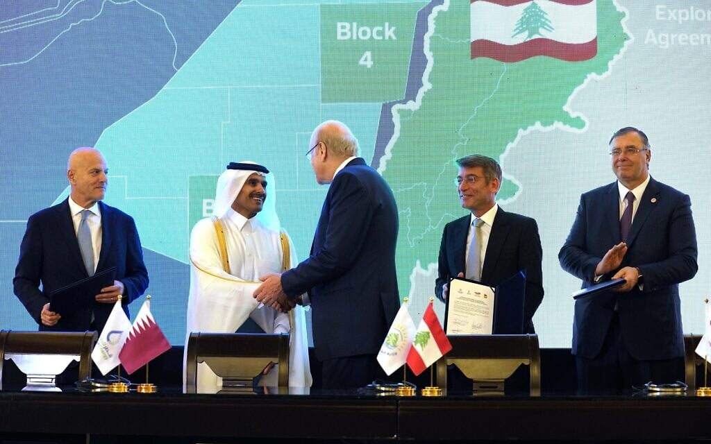 חתימת הסכם הגז עם קטאר בביירות, לבנון, ב-29 בינואר 2023 (צילום: AP Photo/Bilal Hussein)