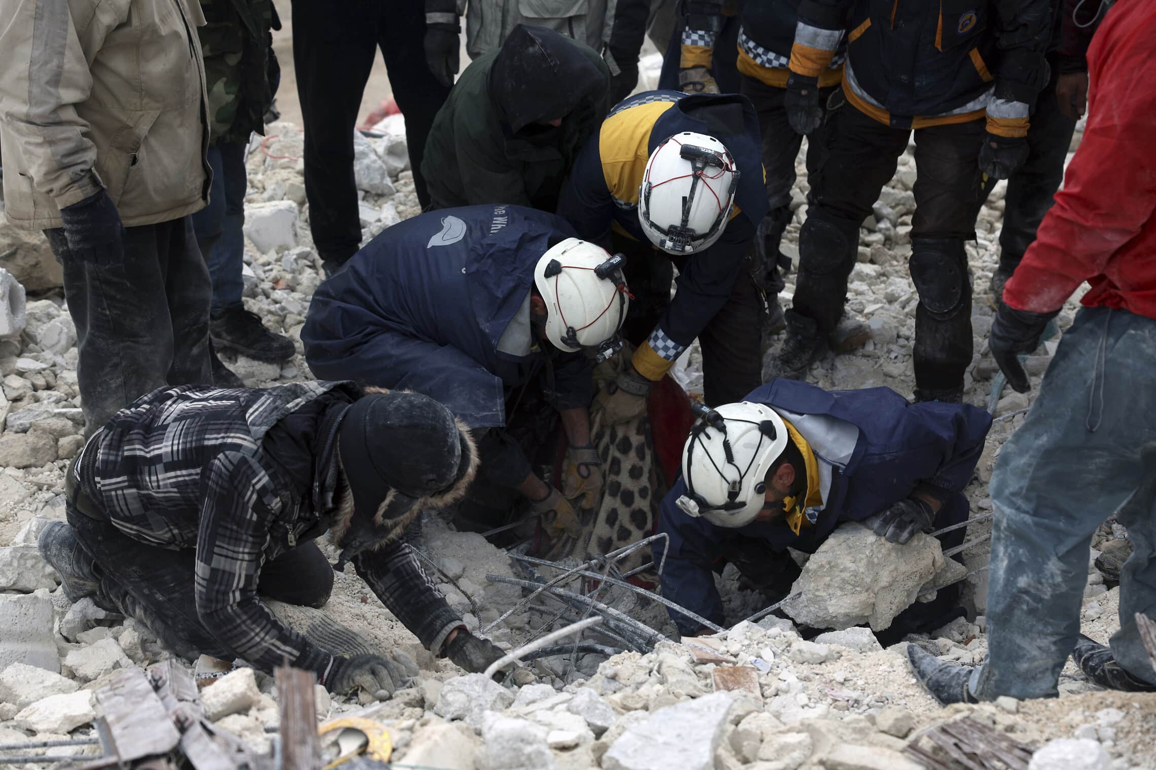 מחלצים במחוז אידליב שבסוריה, בקרבת הגבול עם טורקיה, עורכים חיפוש לאחר רעידת האדמה שפקדה את האזור, 6 בפברואר 2023 (צילום: Ghaith Alsayed, AP)