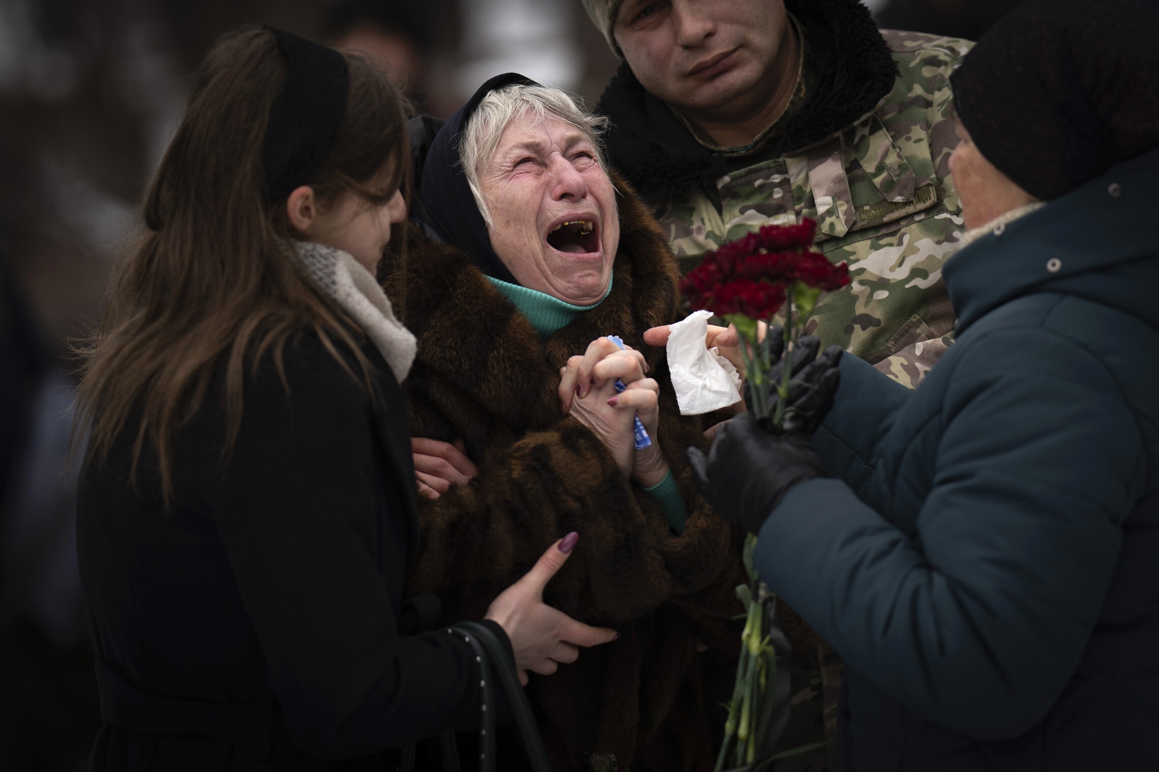 נינה, אישה בת 80, בוכה על בנה וולודימיר שנהרג בקרבות במזרח המדינה, קייב, 11 בפברואר 2023 (צילום: AP Photo/Emilio Morenatti)