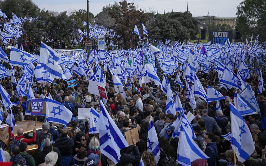 הפגנת ענק מול משכן הכנסת נגד המהפכה המשפטית, 13 בפברואר 2023 (צילום: AP Photo/Ohad Zwigenberg)