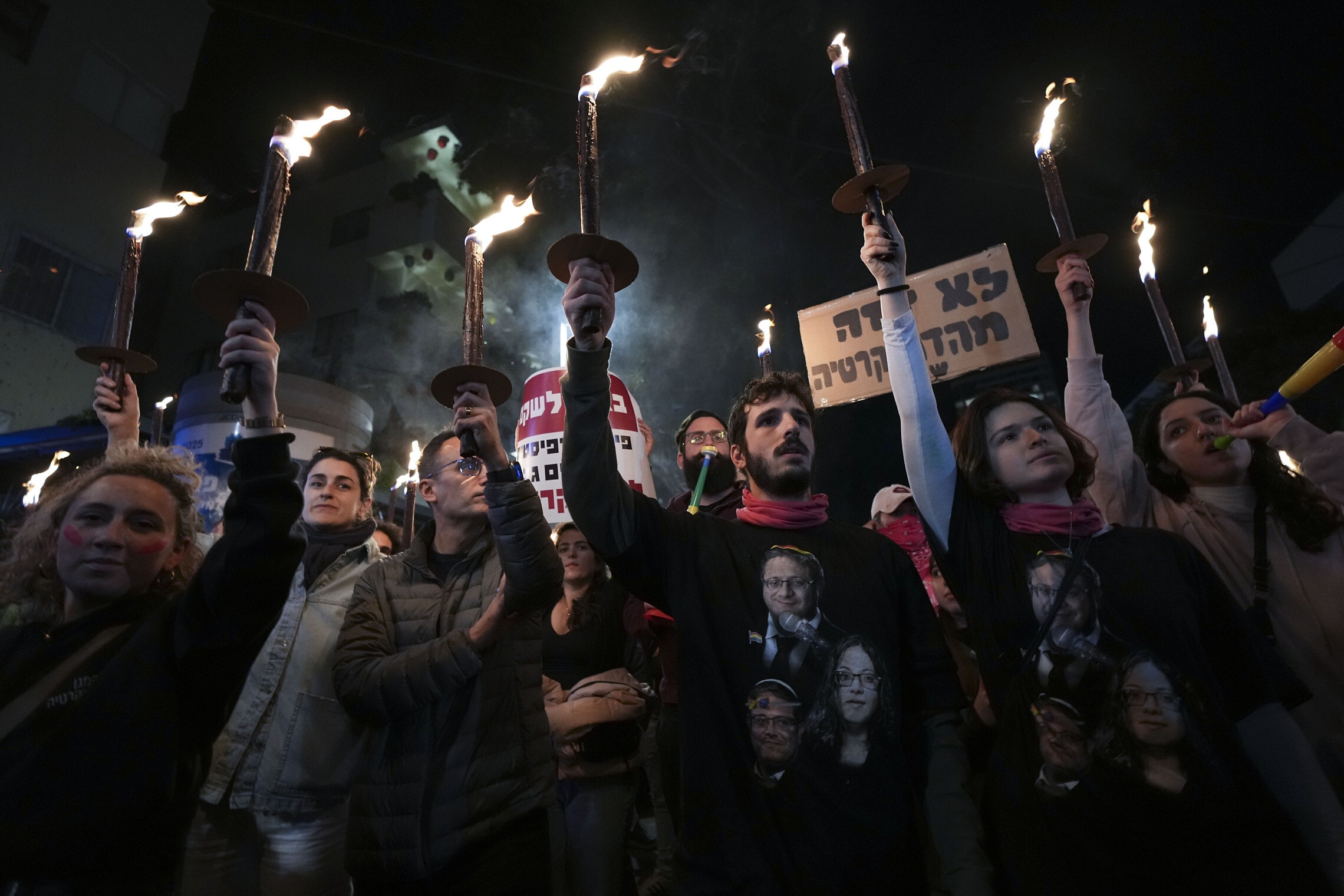 מפגינים מוחים נגד המהפכה המשפטית, 18 בפברואר 2023 (צילום: Tsafrir Abayov, AP)
