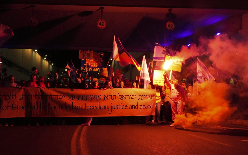 מפגינים המוחים בתל אביב נגד המהפכה המשפטית, 18 בפברואר 2023 (צילום: Tsafrir Abayov, AP)