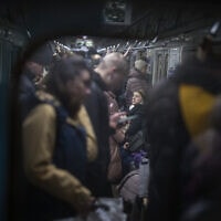 אזרחים אוקראינים מצטופפים ברכבת התחתית בקייב בזמן האזעקות, 20 בפברואר 2023 (צילום: AP Photo/Emilio Morenatti)
