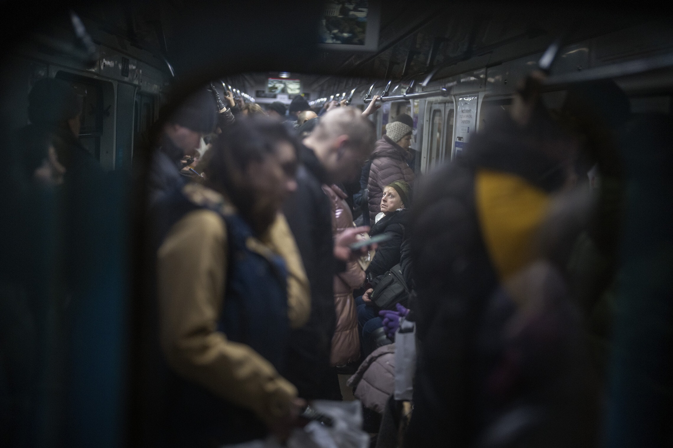 אזרחים אוקראינים מצטופפים ברכבת התחתית בקייב בזמן האזעקות, 20 בפברואר 2023 (צילום: AP Photo/Emilio Morenatti)