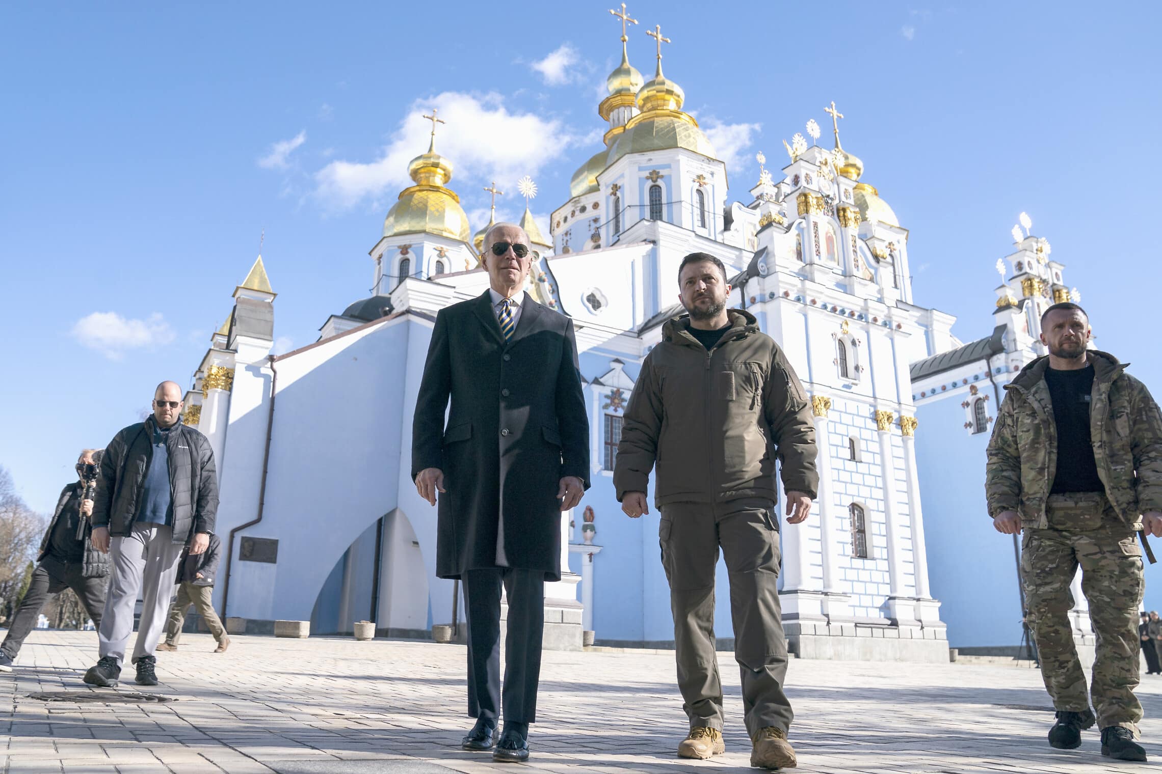 נשיא אוקראינה וולודימיר זלנסקי ונשיא ארצות הברית ג&#8217;ו ביידן צועדים בקייב, כשברקע קתדרלת סן-מיכאל, 20 בפברואר 2023 (צילום: AP Photo/ Evan Vucci)