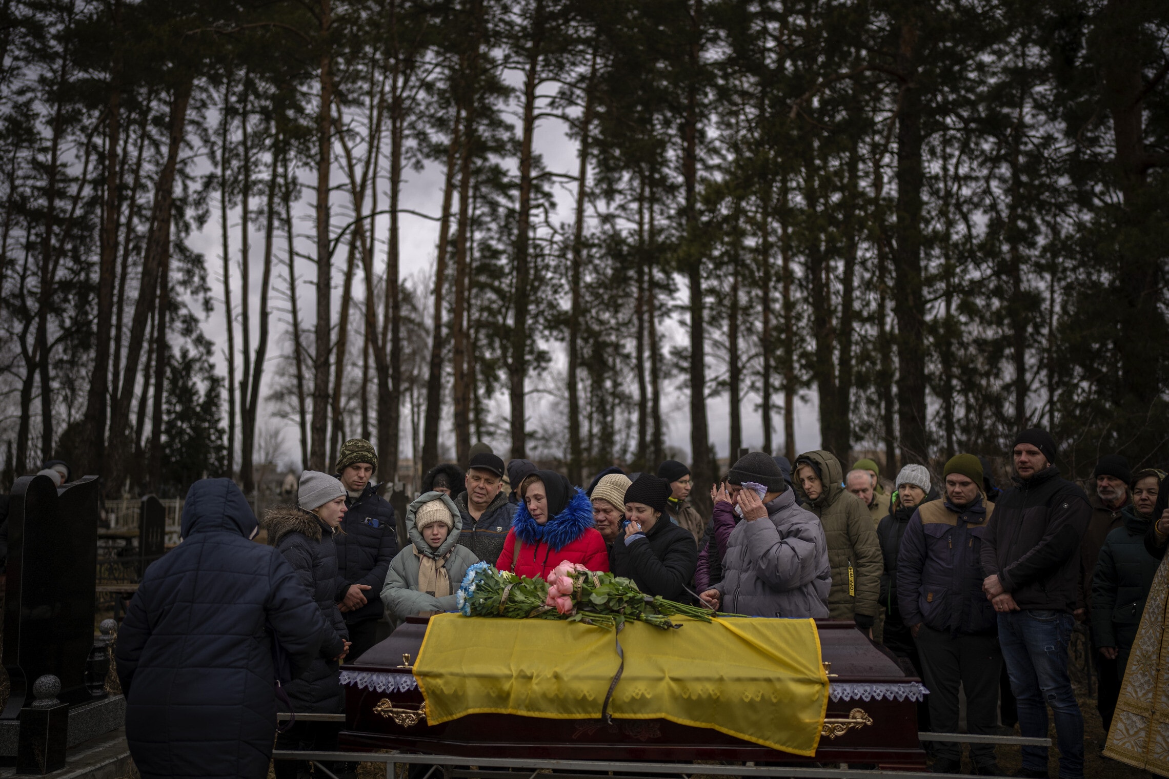 משפחה של חייל שנהרג במהלך מתקפת רקטות רוסית באזור דונצק, 21 בפברואר 2023 (צילום: AP Photo/Emilio Morenatti)