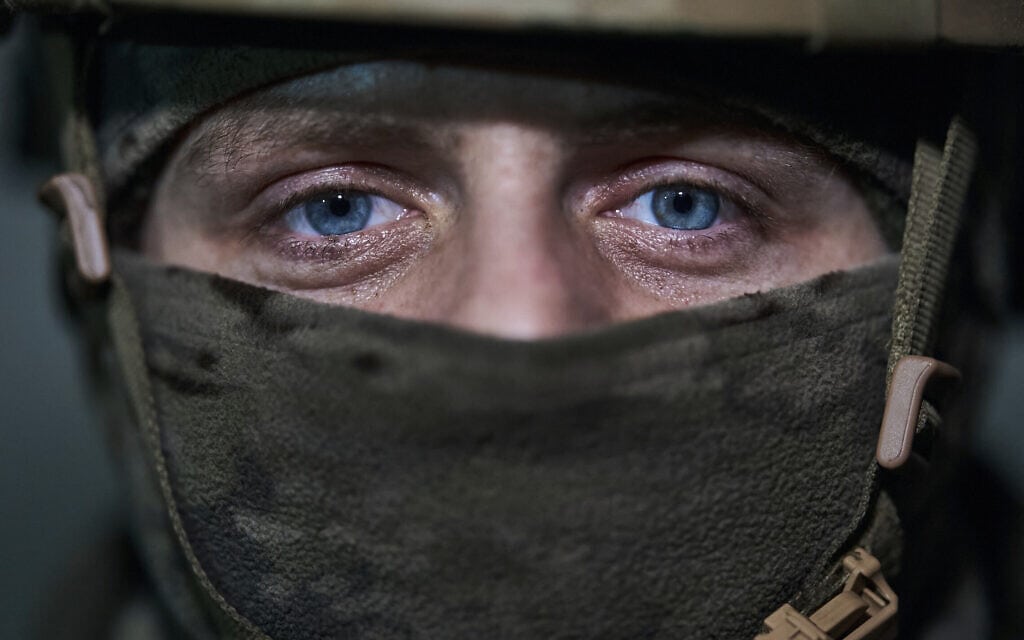 חייל אוקראיני בבאחמוט, דונצק, 21 בפברואר 2023 (צילום: AP Photo/Libkos)