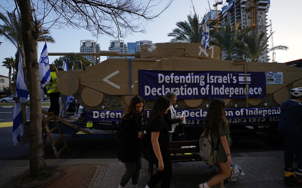 טנק דמה שבנו "לוחמי 73" מובל לאירועי המחאה נגד רפורמת המשפט בת"א, 25 בפברואר 2023 (צילום: AP Photo/ Ariel Schalit)