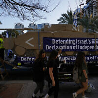 טנק דמה שבנו "לוחמי 73" מובל לאירועי המחאה נגד רפורמת המשפט בת"א, 25 בפברואר 2023 (צילום: AP Photo/ Ariel Schalit)
