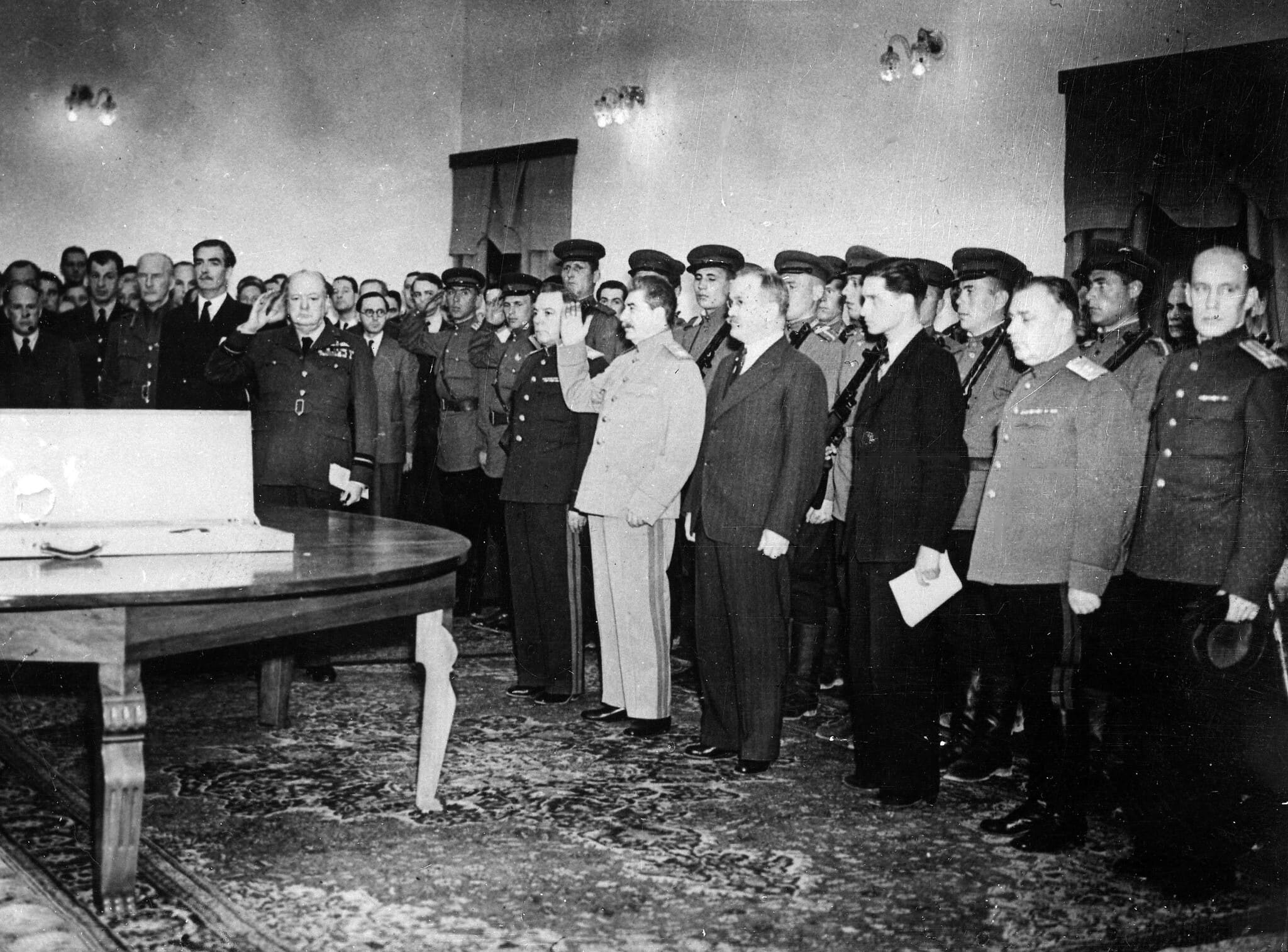 וינסטון צ&#039;רצ&#039;יל ויוסיף סטלין מצדיעים במהלך ההמנונים הלאומיים של מדינותיהם. נובמבר 1943 (צילום: AP Photo/British Official Photo)