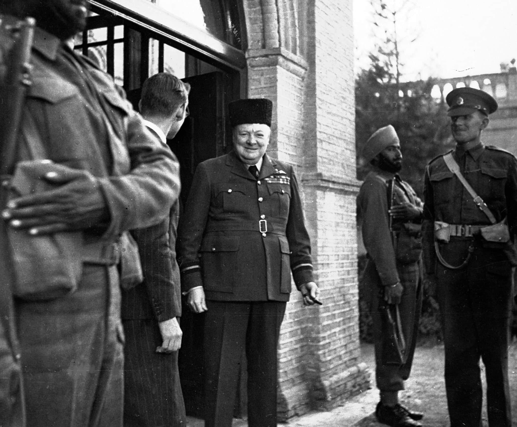 ווינסטון צ&#039;רצ&#039;יל בכובע אוזבקי שהוענק לו על ידי יחידת העיתונות הבריטית לרגל יום הולדתו ה-69 בטהרן, איראן, 30 בנובמבר, 1943 (צילום: AP Photo)
