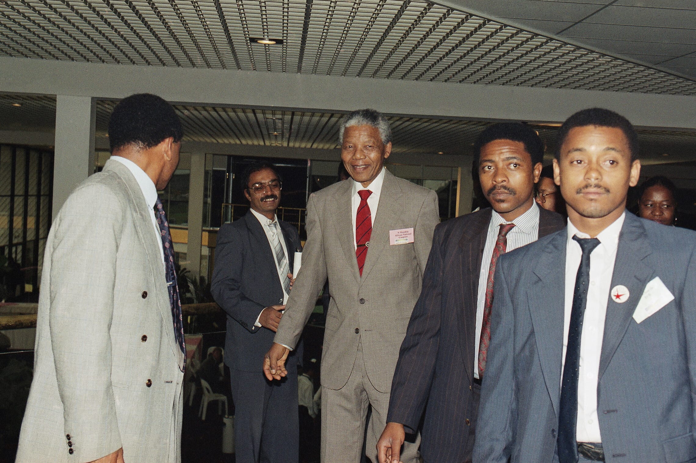 נלסון מנדלה, מוקף במאבטחים, מגיע ליום הדיונים השני של CODESA ב-21 בדצמבר 1991 (צילום: AP Photo/John Parkin)
