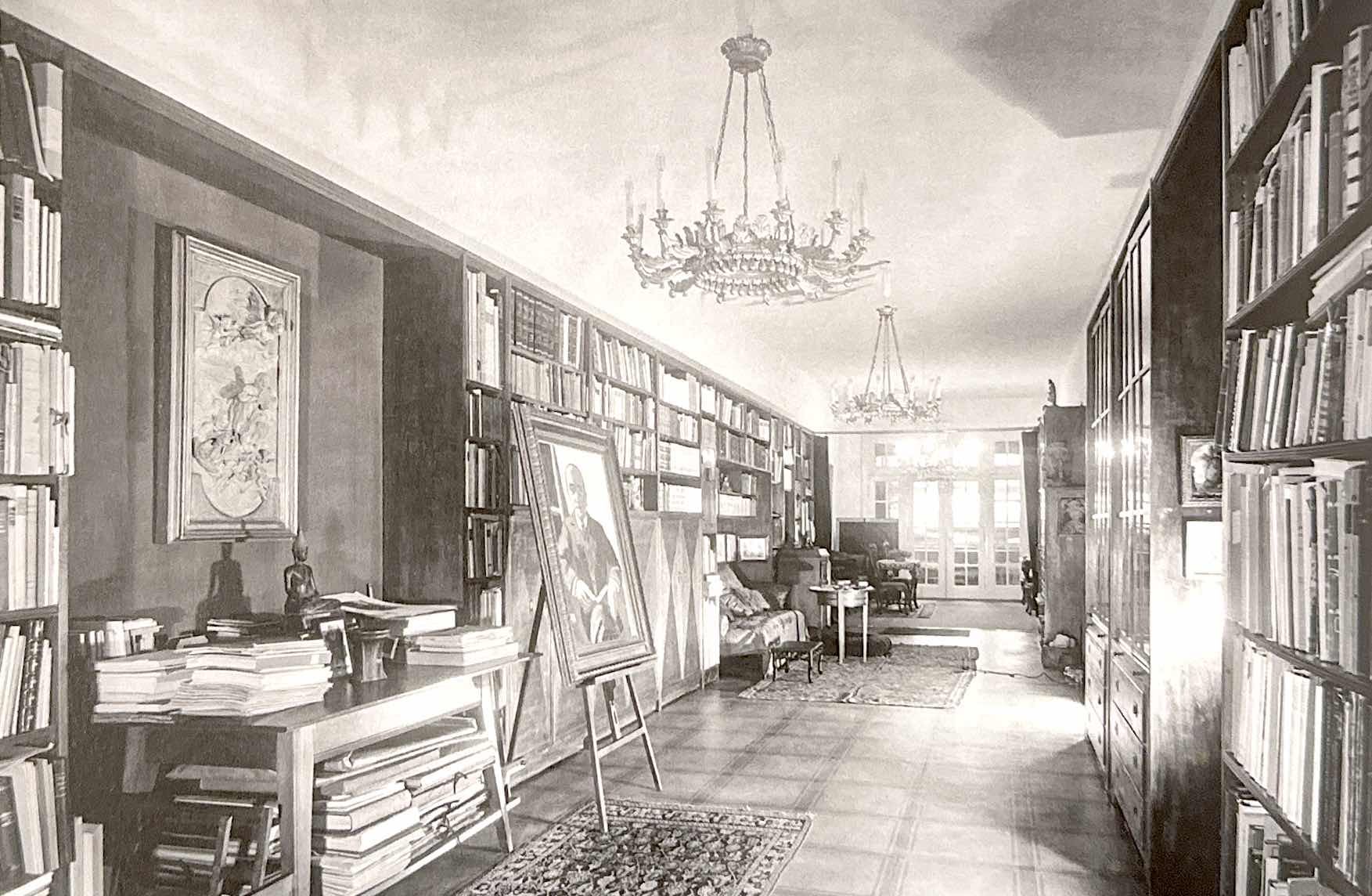 הספרייה של קורט גלזר עם ציור של טייפולו על הקיר ודיוקן של גלזר שצייר מקס ברמן (צילום: באדיבות סותבי&#039;ס)