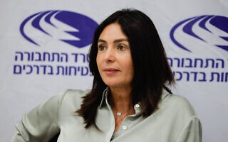 מירי רגב במשרד התחבורה, 14 ביוני 2021 (צילום: אוליבייה פיטוסי/פלאש90) מירי רגב במשרד התחבורה, 14 ביוני 2021 (צילום: אוליבייה פיטוסי/פלאש90)