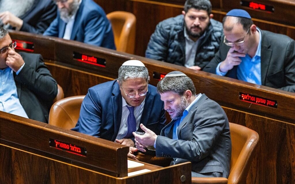 בצלאל סמוטריץ&#039; ואיתמר בן-גביר במליאת הכנסת, 28 בדצמבר 2022 (צילום: אוליבייה פיטוסי/פלאש90)