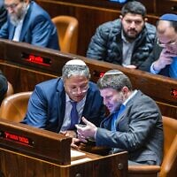בצלאל סמוטריץ' ואיתמר בן-גביר במליאת הכנסת, 28 בדצמבר 2022 (צילום: אוליבייה פיטוסי/פלאש90)