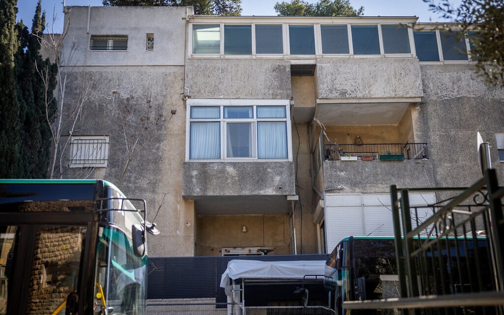 דירת משפחת נתניהו ברחוב עזה, בקומה העליונה של בניין ישן, ינואר 2023 (צילום: יונתן זינדל/פלאש90)