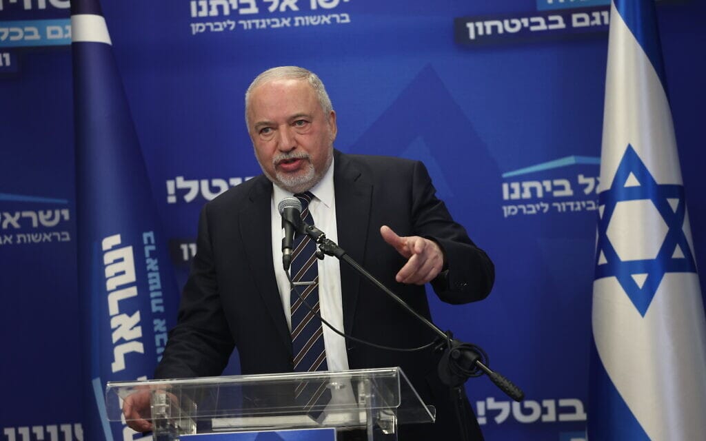אביגדור ליברמן נושא דברים בישיבת הסיעה של ישראל ביתנו, 6 בפברואר 2023 (צילום: יונתן זינדל, פלאש 90) אביגדור ליברמן נושא דברים בישיבת הסיעה של ישראל ביתנו, 6 בפברואר 2023 (צילום: יונתן זינדל, פלאש 90)