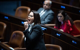 גלית דיסטל־אטבריאן קוראת קריאת ביניים לעבר ראש האופוזיציה יאיר לפיד במליאת הכנסת, 6 בפברואר 2023 (צילום: יונתן זינדל, פלאש 90) גלית דיסטל־אטבריאן קוראת קריאת ביניים לעבר ראש האופוזיציה יאיר לפיד במליאת הכנסת, 6 בפברואר 2023 (צילום: יונתן זינדל, פלאש 90)