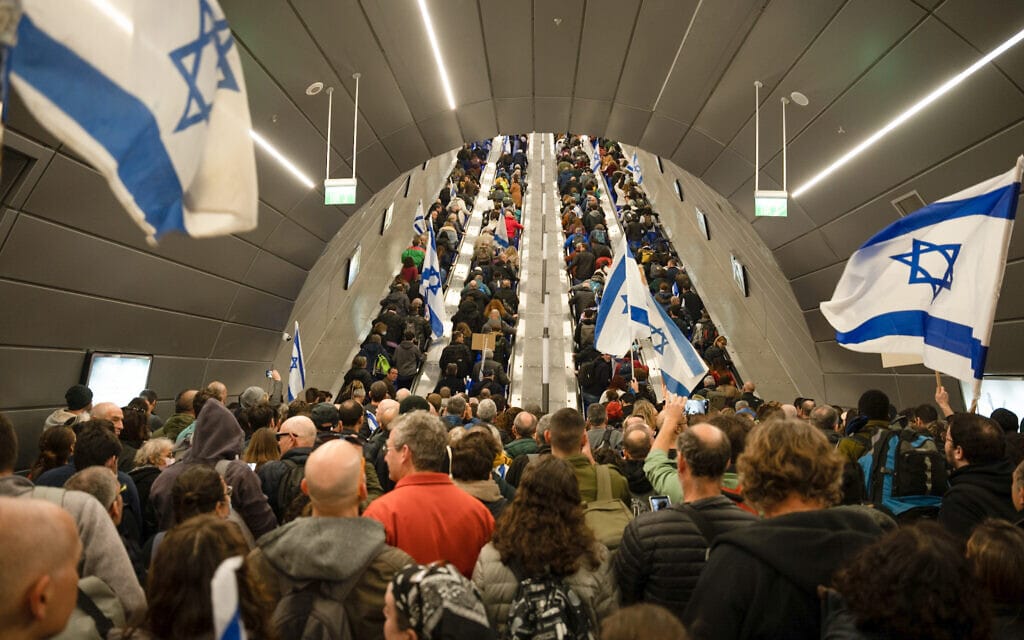 תחנת הרכבת יצחק נבון בירושלים עמוסה בנוסעים שהגיעו להפגנה מול קריית הממשלה נגד המהפכה המשפטית, 13 בפברואר 2023 (צילום: אריק מרמור/פלאש90)