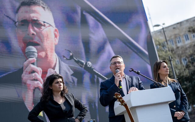 ח"כ גדעון סער נואם בהפגנת הענק בירושלים נגד ההפיכה המשפטית, 13 בפברואר 2023 (צילום: Erik Marmor/FLASH90) ח"כ גדעון סער נואם בהפגנת הענק בירושלים נגד ההפיכה המשפטית, 13 בפברואר 2023 (צילום: Erik Marmor/FLASH90)