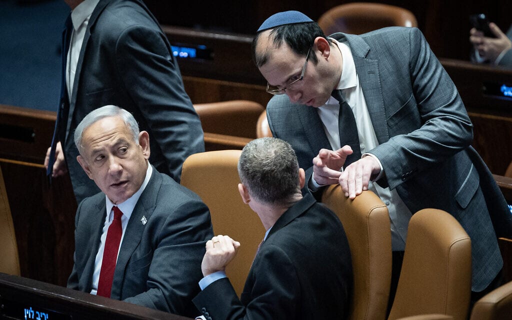 שר המשפטים יריב לוין, ח&#8221;כ שמחה רוטמן וראש הממשלה בנימין נתניהו במליאת הכנסת, 15 בפברואר 2023 (צילום: יונתן זינדל/פלאש90)