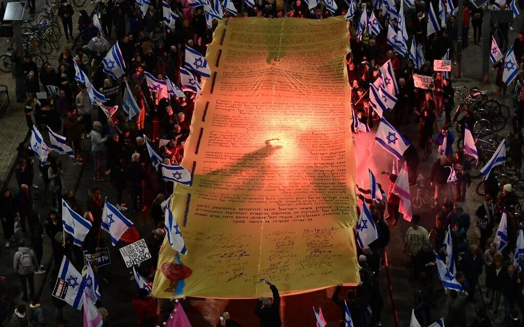 מפגינים בתל אביב נושאים דגם מוגדל של מגילת העצמאות במחאה נגד המהפכה המשפטית, 18 בפברואר 2023 (צילום: תומר נויברג, פלאש 90)