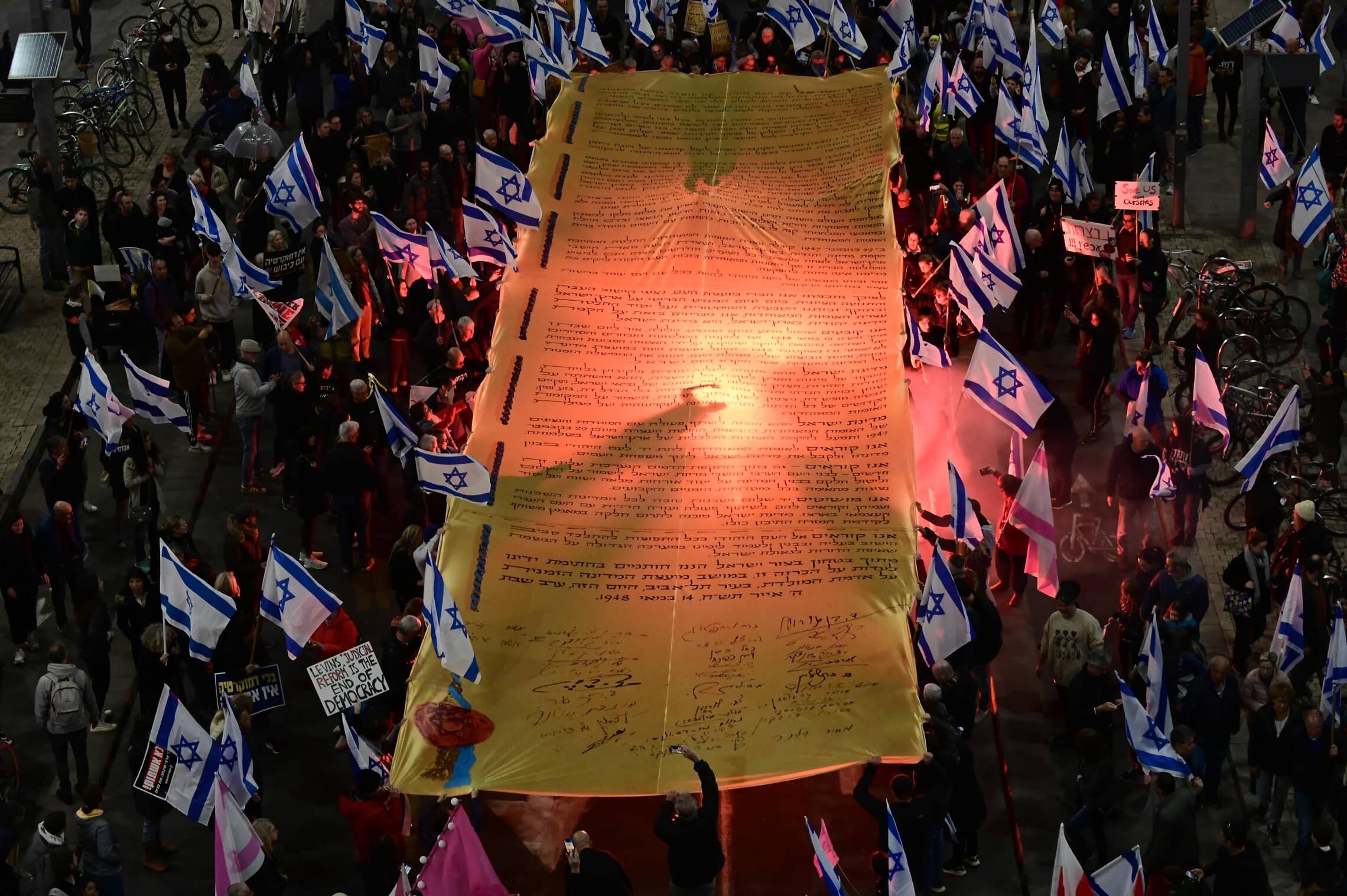 מפגינים בתל אביב נושאים דגם מוגדל של מגילת העצמאות במחאה נגד המהפכה המשפטית, 18 בפברואר 2023 (צילום: תומר נויברג, פלאש 90)