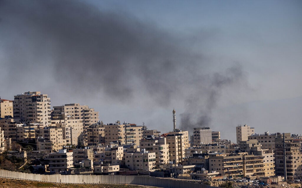 עשן מיתמר ממחנה הפליטים שועפאט במזרח ירושלים, 19 בפברואר 2023 (צילום: יונתן זינדל/פלאש90)