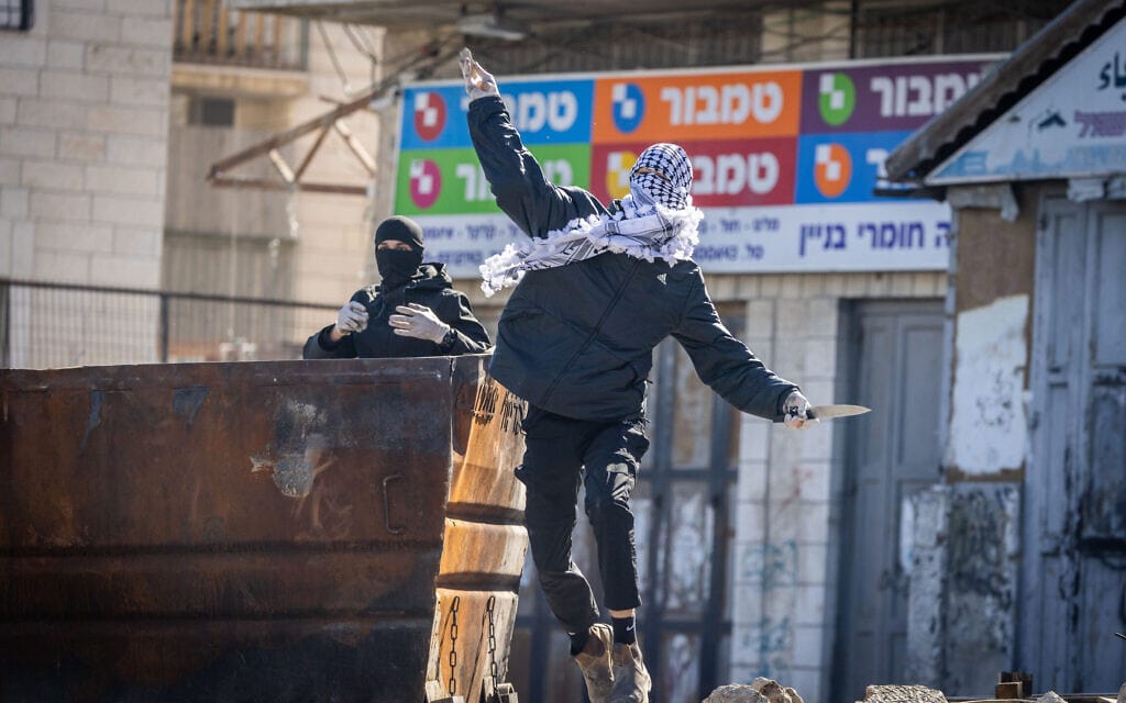 פלסטינים בשכונת עיסאוויה מתעמתים עם כוחות הביטחון, 19 בפברואר 2023 (צילום: יונתן זינדל/פלאש90)