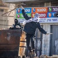 פלסטינים בשכונת עיסאוויה מתעמתים עם כוחות הביטחון, 19 בפברואר 2023 (צילום: יונתן זינדל/פלאש90)