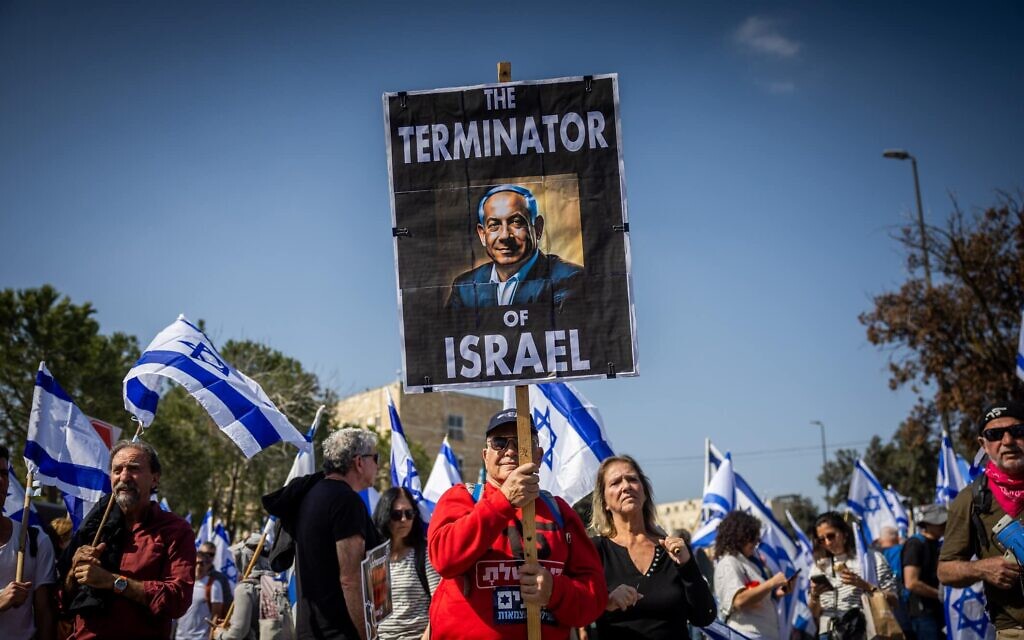 מפגינים נגד ההפיכה המשפטית ליד הכנסת, 20 בפברואר 2023 (צילום: יונתן זינדל, פלאש90)