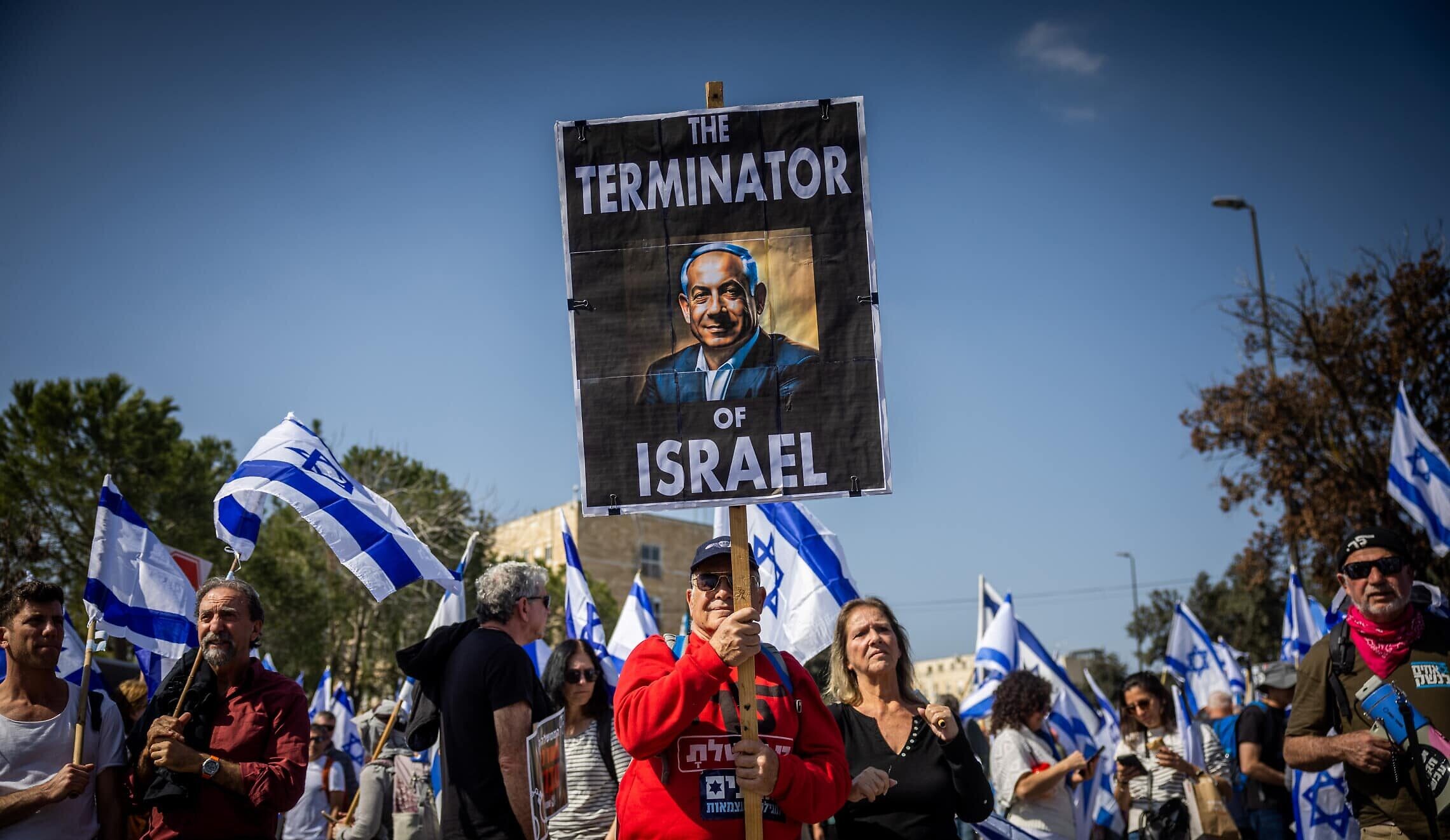 מפגינים נגד ההפיכה המשפטית ליד הכנסת, 20 בפברואר 2023 (צילום: יונתן זינדל, פלאש90)