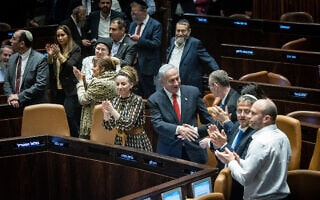 ראש הממשלה בנימין נתניהו לוחץ את ידו של שר המשפטים יריב לוין בעוד חברי הקואליציה מוחאים כפיים, אחרי שהשלב הראשון במהפכה המשפטית עבר בקריאה ראשונה בכנסת, 20 בפברואר 2023 (צילום: יונתן זינדל/פלאש90) ראש הממשלה בנימין נתניהו לוחץ את ידו של שר המשפטים יריב לוין בעוד חברי הקואליציה מוחאים כפיים, אחרי שהשלב הראשון במהפכה המשפטית עבר בקריאה ראשונה בכנסת, 20 בפברואר 2023 (צילום: יונתן זינדל/פלאש90)
