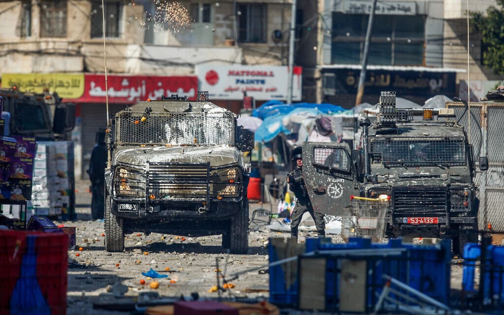 פלסטינים מתעמתים עם כוחות הביטחון בשכם, 22 בפברואר 2023 (צילום: Nasser Ishtayeh/Flash90)
