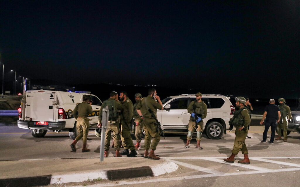 כוחות ביטחון ליד זירת הפיגוע בצומת בית הערבה בעמק הירדן. 27 בפברואר 2023 (צילום: Jamal Awad/Flash90)