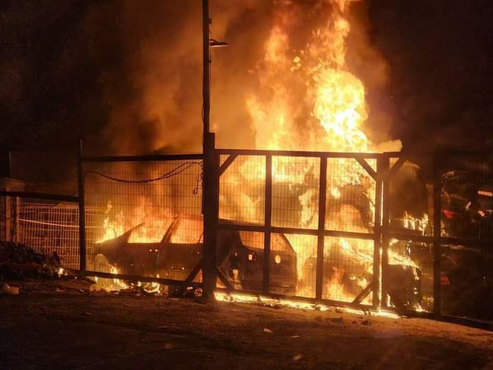 כפר חווארה עולה באש בעקבות התפרעויות של מתנחלים, 26 בפברואר 2023 (צילום: Wafa News Agency)