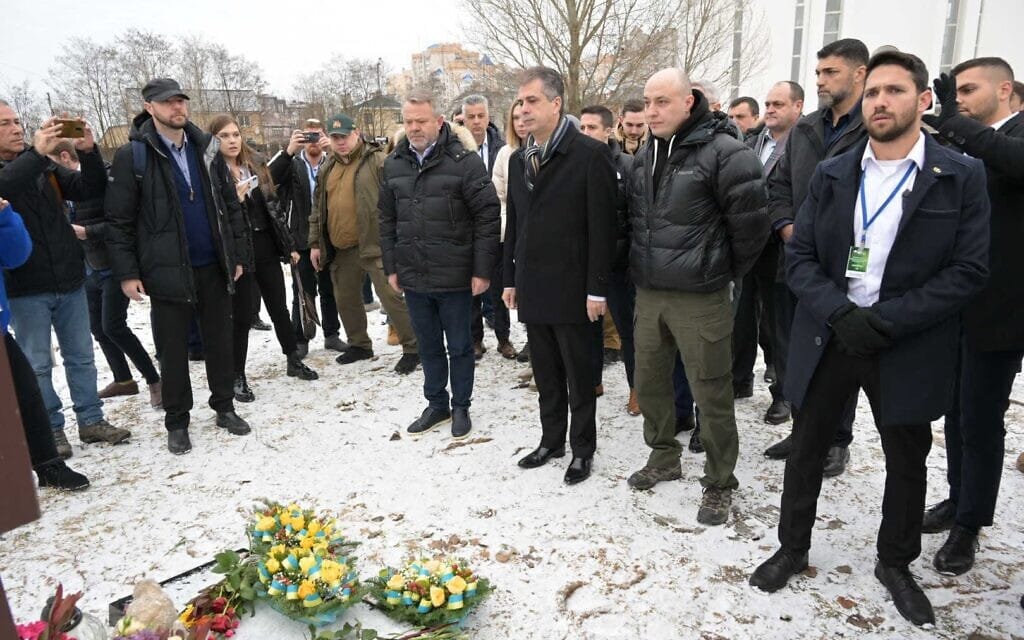 שר החוץ אלי כהן (במרכז) בעת ביקור בזירת קבר האחים בבוצ&#039;ה, אוקראינה, 16 בפברואר 2023 (צילום: שלום אמסלם, לע&quot;מ)