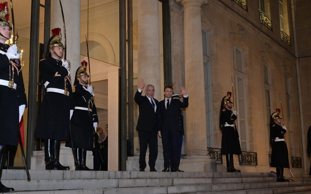ראש הממשלה בנימין נתניהו ונשיא צרפת עמנואל מקרון בארמון האליזה, 2 בפברואר 2023 (צילום: עמוס בן גרשום, לע"מ)