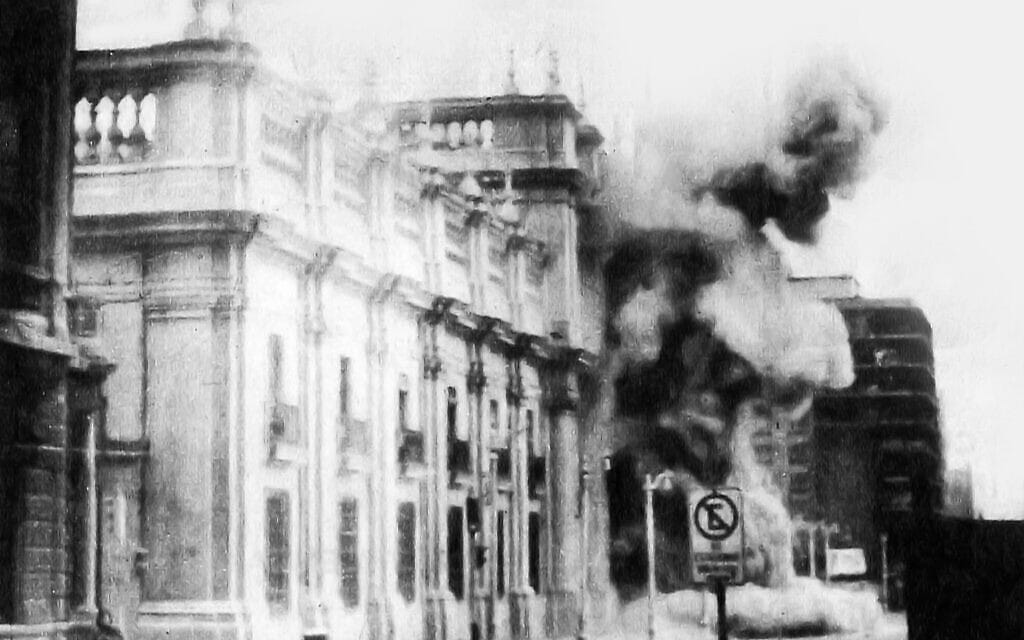 הפצצת ארמון הממשל בצ'ילה בהפיכה הצבאית של 1973 (צילום: Biblioteca del Congreso Nacional, ויקיפדיה)